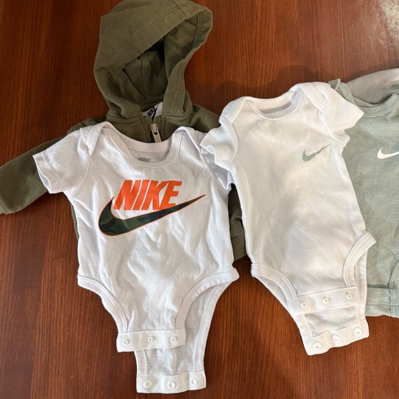 Nike Baby Bundle Newborn | 5pc Set | Unisex | Onesies + Hoodie + Sleeper - Picture 2 of 2